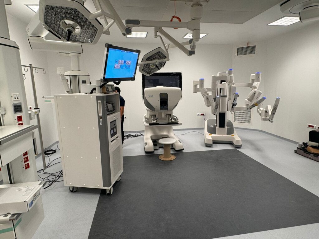 المغرب أول دولة إفريقية تعتمد الروبوت الجراحي المتطور في المستشفى الجامعي بأكادير