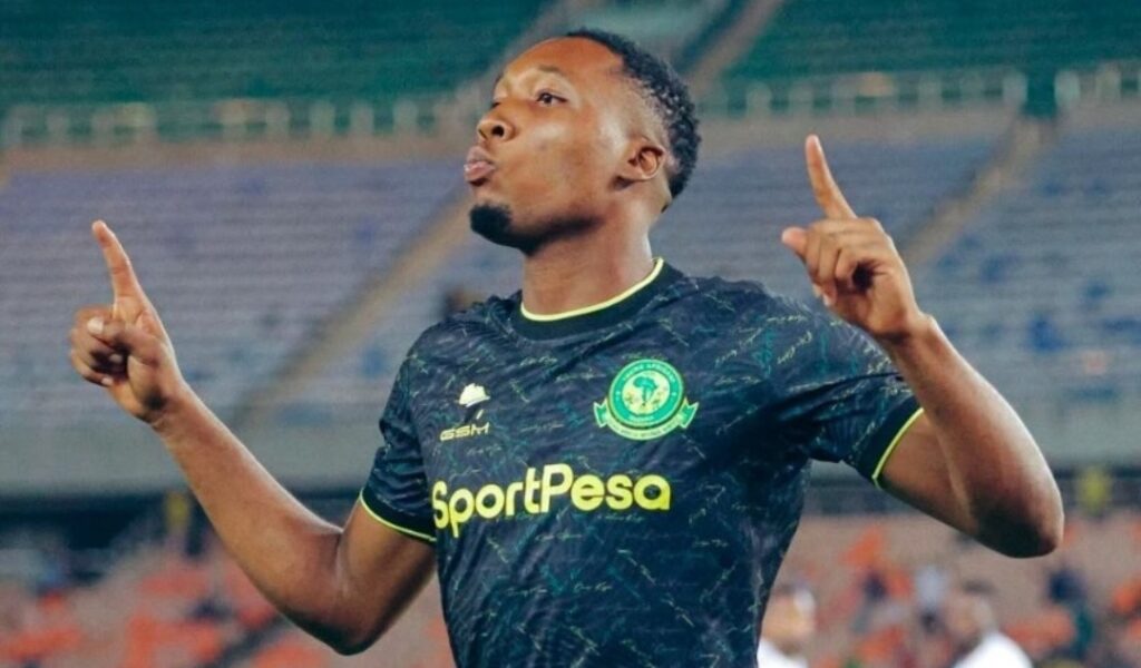 اللاعب كليمون مزيزي نجم نادي يانغ أفريكانز التنزاني