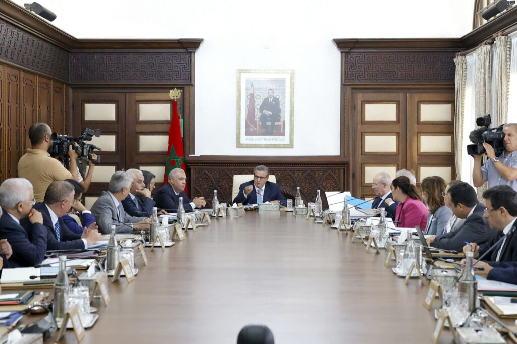 أخنوش يعلن عن دعم مالي بقيمة 140 ألف درهم للمتضررين من الفيضانات في الجنوب الشرقي