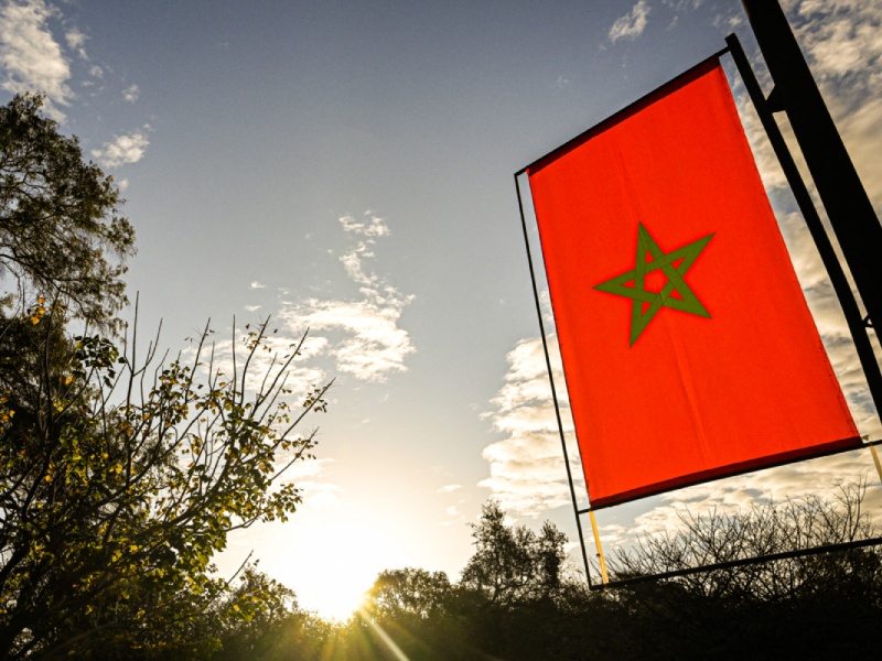 سفارة المغرب بفرنسا تتهم أشخاصا رددوا شعارات جزائرية بحرق العلم المغربي