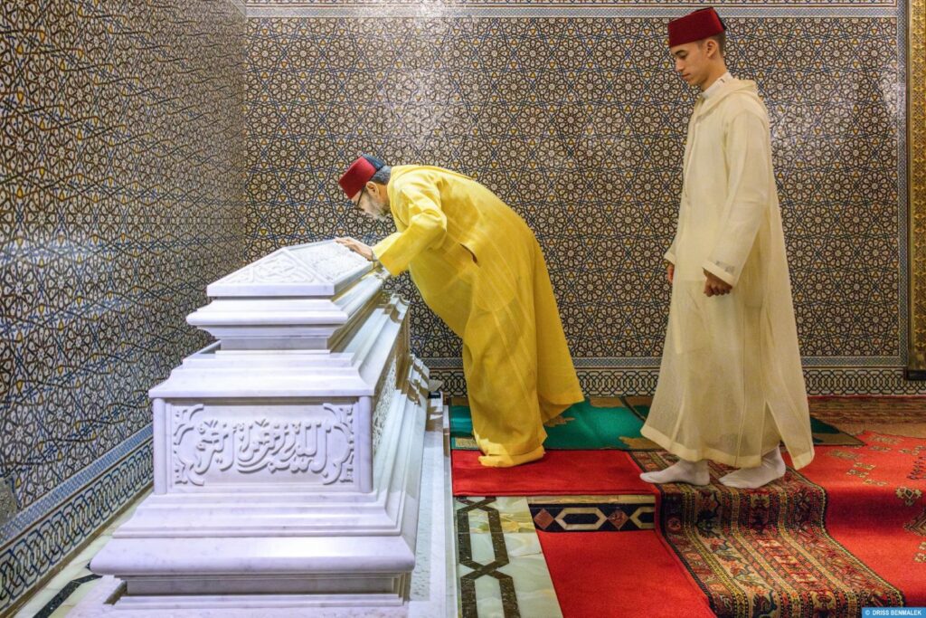 الملك محمد السادس مرفوقا بولي العهد الأمير مولاي الحسن في زيارة قبر المغفور له الملك الحسن الثاني