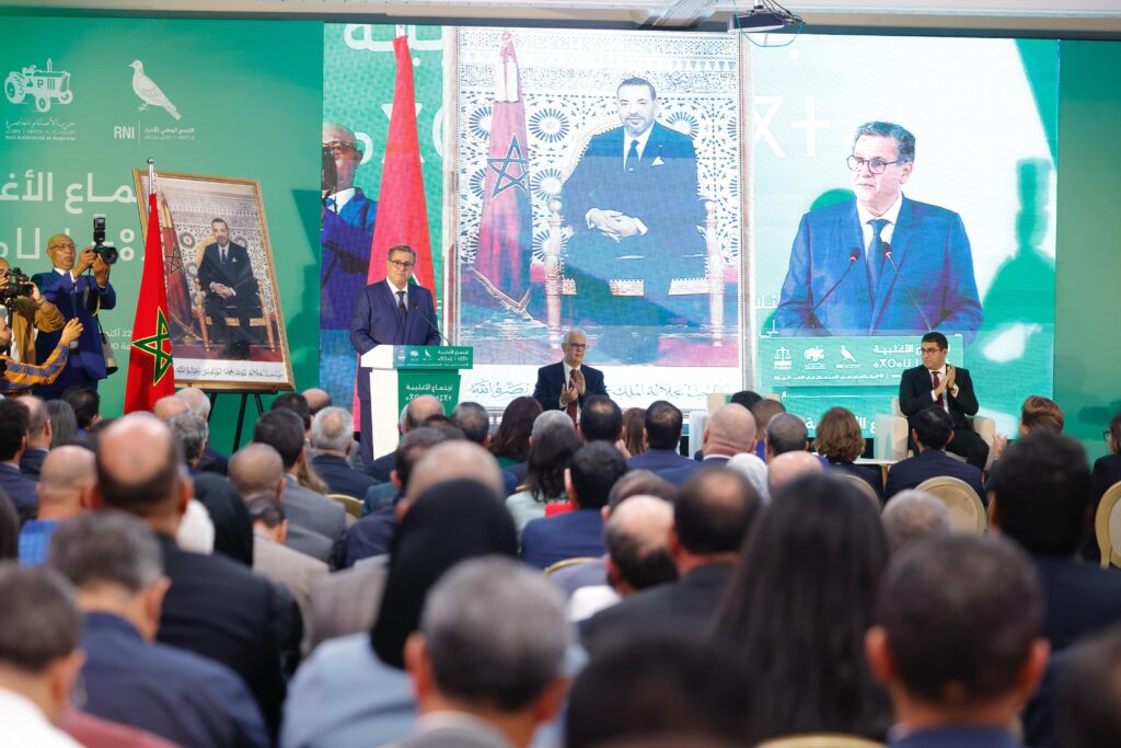 عزيز أخنوش، رئيس الحكومة وحزب التجمع الوطني للأحرار خلال لقاء الأغلبية