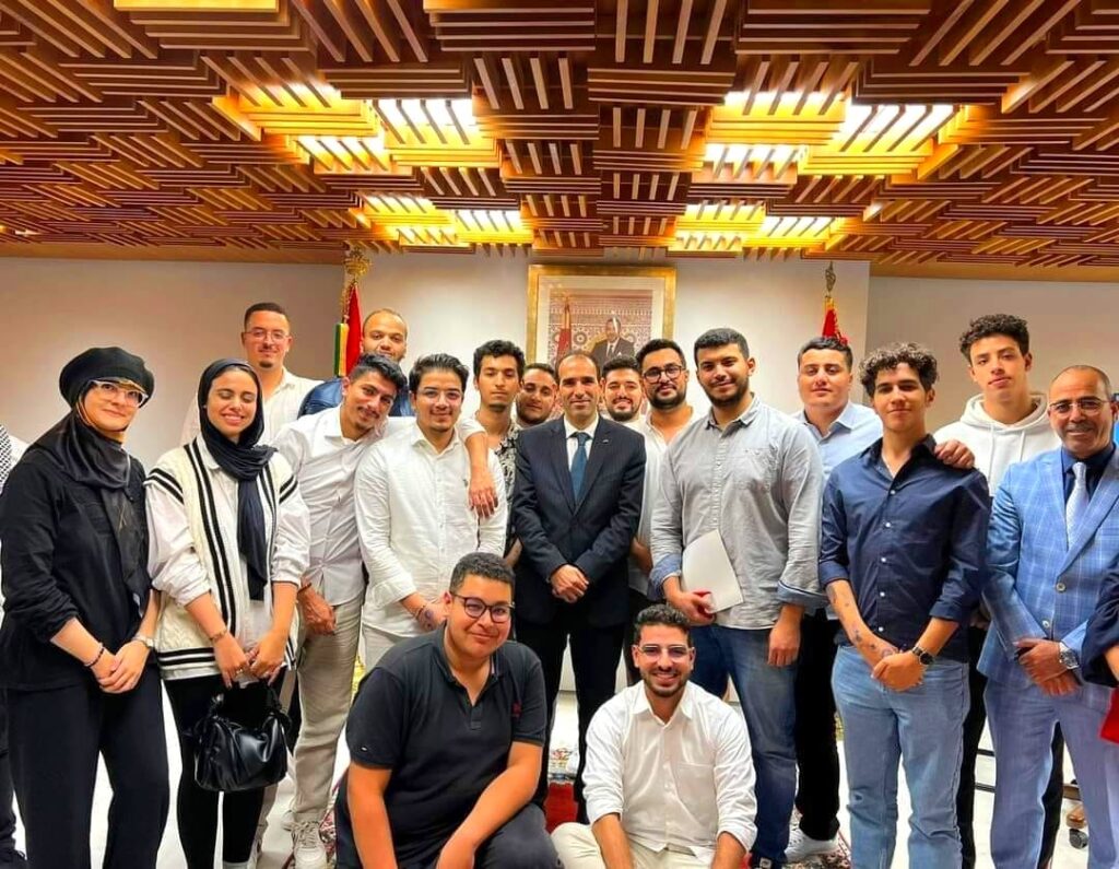 طلبة الطب أثناء توقيع اتفاق للتسوية مع مؤسسة وسيط المملكة