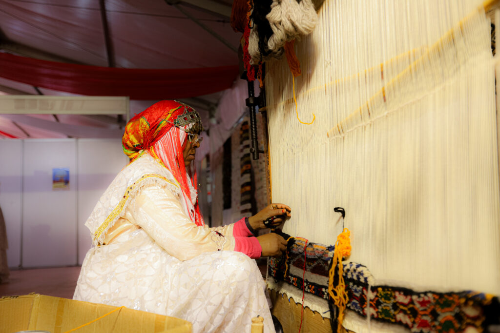 نساجة من مهرجان الزربية الواوزكيتية