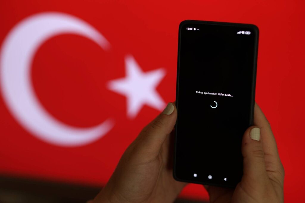 علم تركيا وهاتف ذكي
