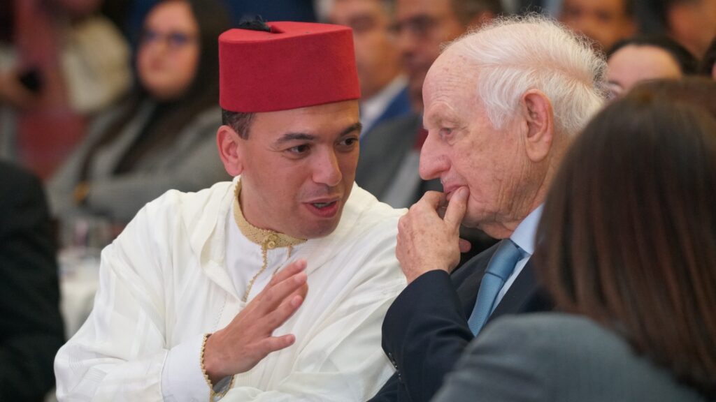 أندري أزولاي، مستشار صاحب الجلالة الملك محمد السادس، ولحسن السعدي، كاتب الدولة المكلف بالصناعة التقليدية والاقتصاد الاجتماعي والتضامني