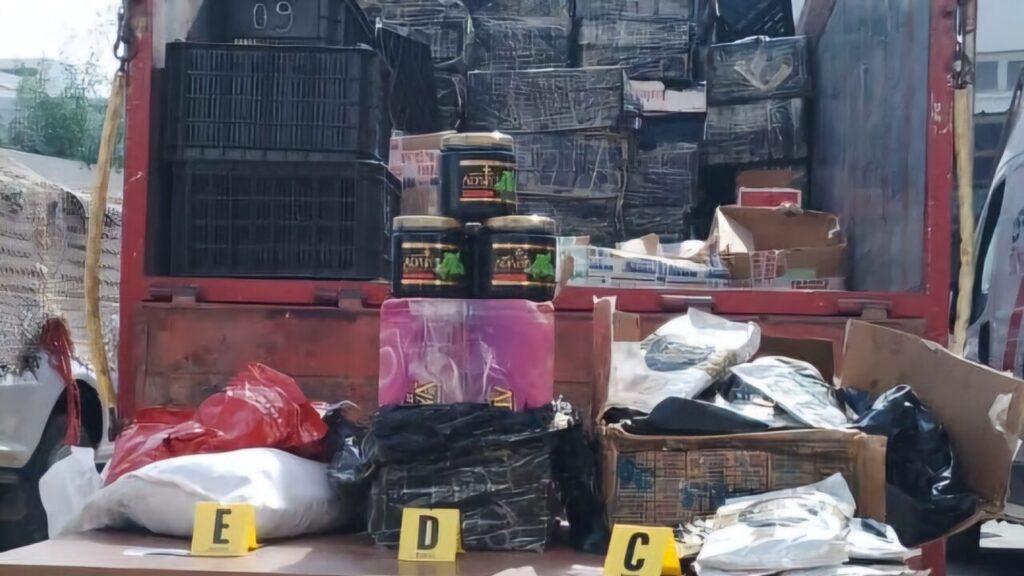 ضبط طن و880 كيلوغرام من "المعسل" المهرب