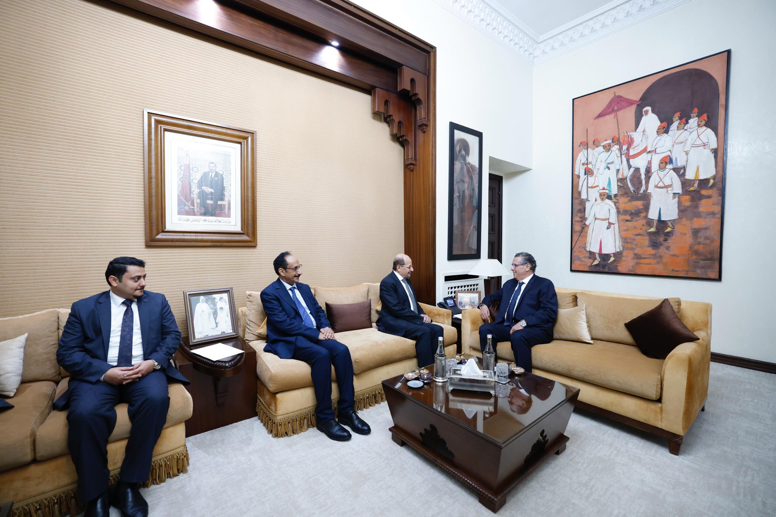 رئيس الحكومة يجري مباحثات مع وزير الخارجية وشؤون المغتربين اليمني  