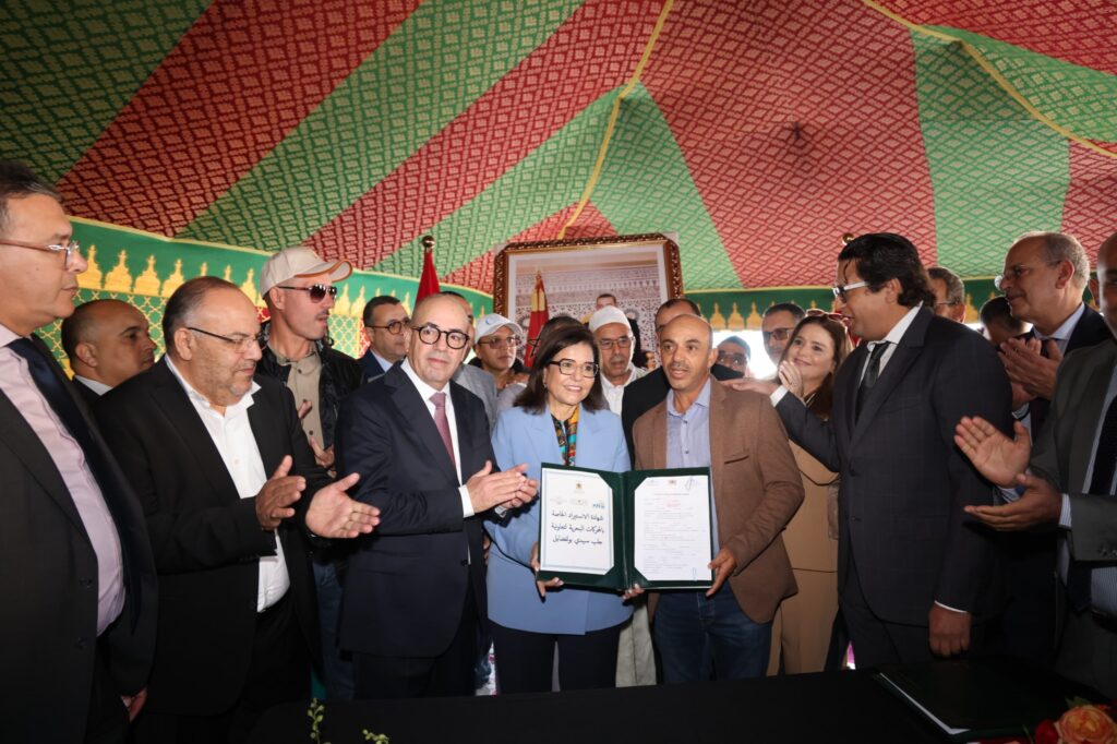 البواري والدريوش يشرفان على تسليم 415 محركا لفائدة قوارب الصيد التقليدي التابعة لنقاط التفريغ المجهزة