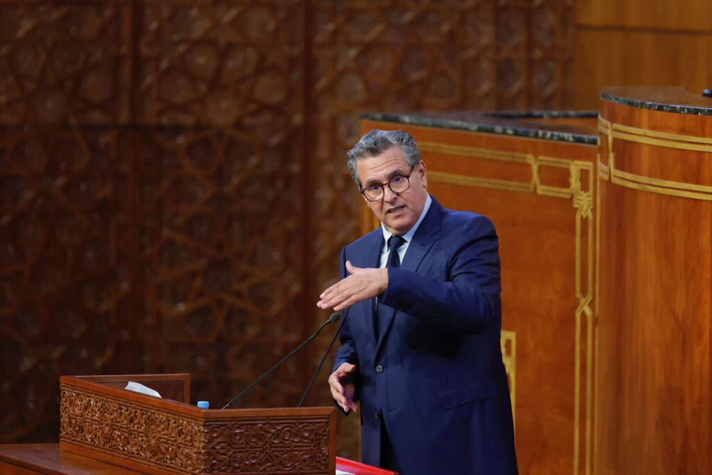 عزيز أخنوش رئيس الحكومة خلال جلسة الأسئلة الشهرية بمجلس المستشارين