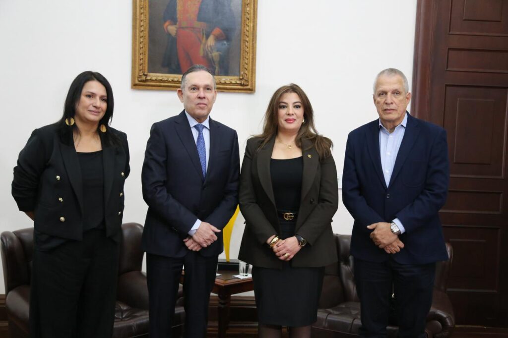 رئيس الكونغرس الكولومبي السيناتور إيفراين سيبيدا مع سفيرة المغرب في كولومبيا فريدة لوداية، إلى جانب السيناتوران خيرمان ألسيدس بلانكو ألفاريز، رئيس مجموعة الصداقة المغرب-كولومبيا، وباولا أندريا هولغين مورينو، عضو لجنة العلاقات الخارجية ومجموعة الصداقة المغرب-كولومبيا بمجلس الشيوخ الكولومبي
