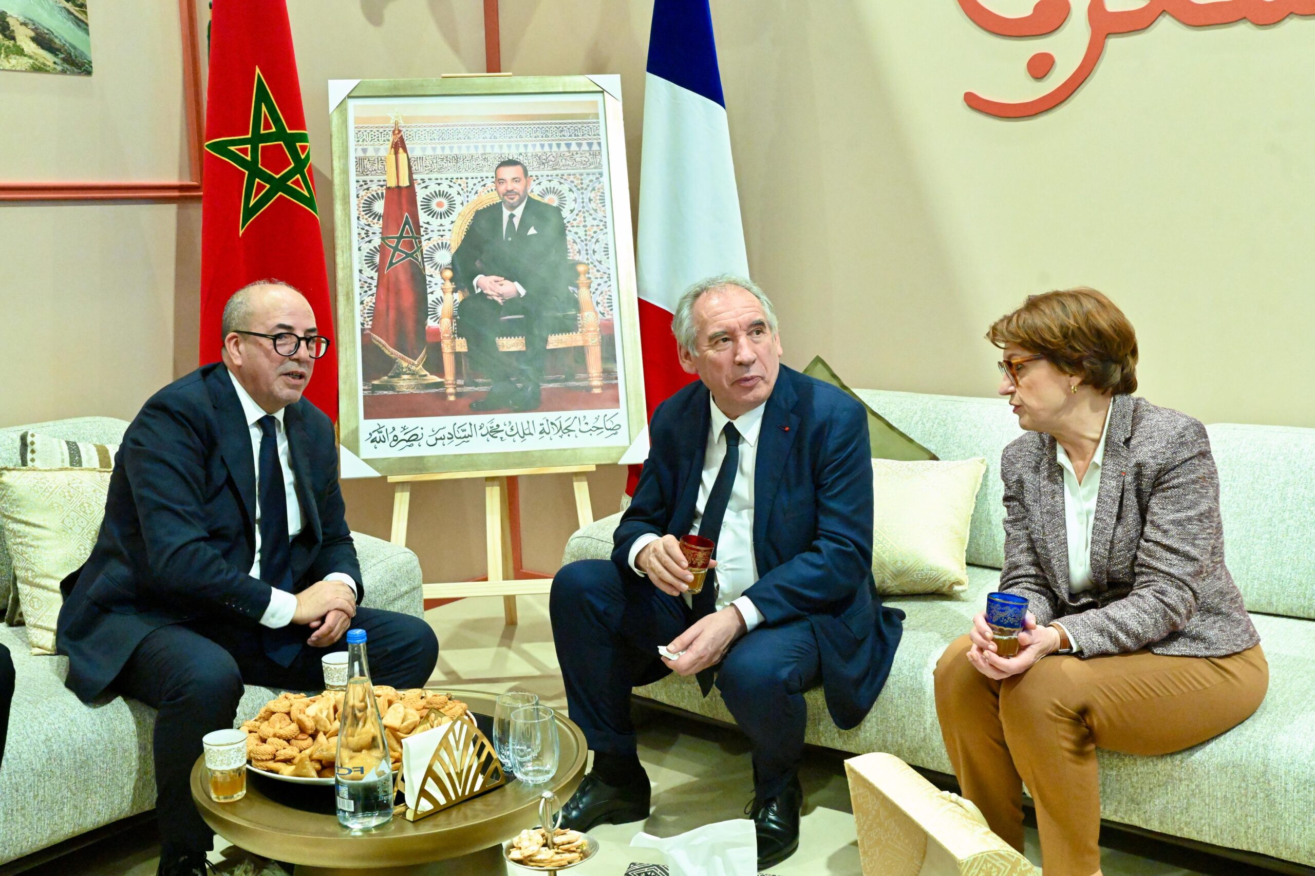 رئيس الوزراء فرانسوا بايرو ووزيرة الفلاحة والسيادة الغذائية في الجناح المغربي بالمعرض الدولي للفلاحة بباريس