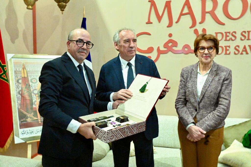 رئيس الوزراء فرانسوا بايرو ووزيرة الفلاحة والسيادة الغذائية في الجناح المغربي بالمعرض الدولي للفلاحة بباريس