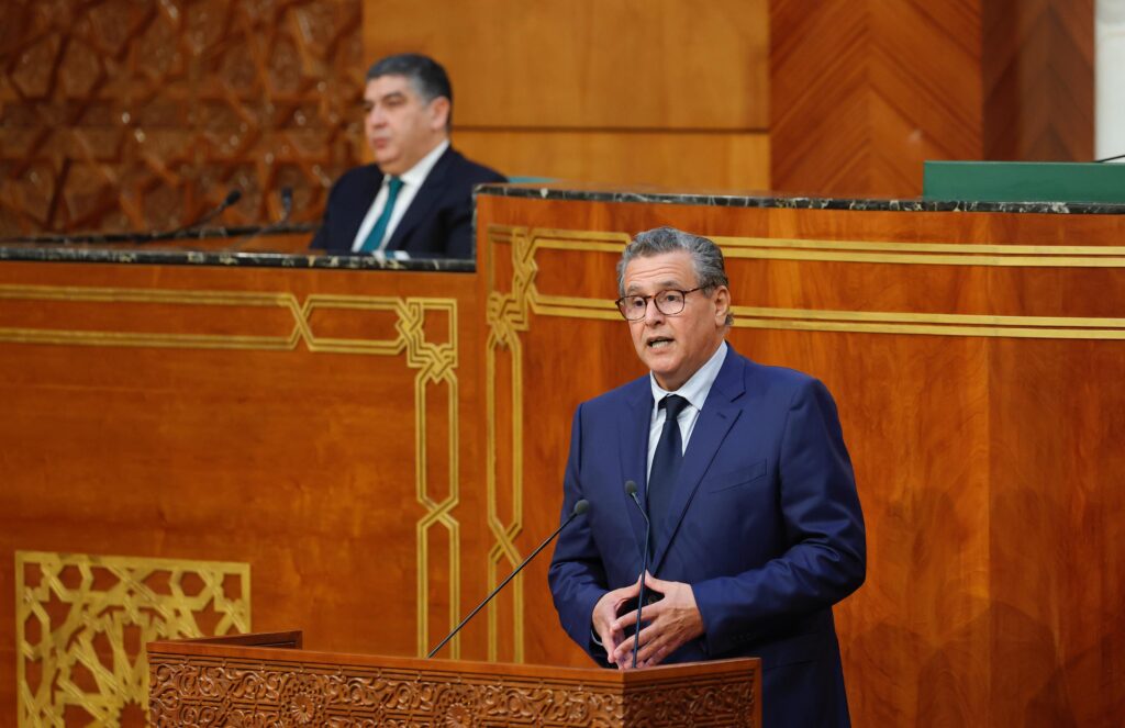 عزيز أخنوش رئيس الحكومة خلال جلسة الأسئلة الشهرية بمجلس المستشارين