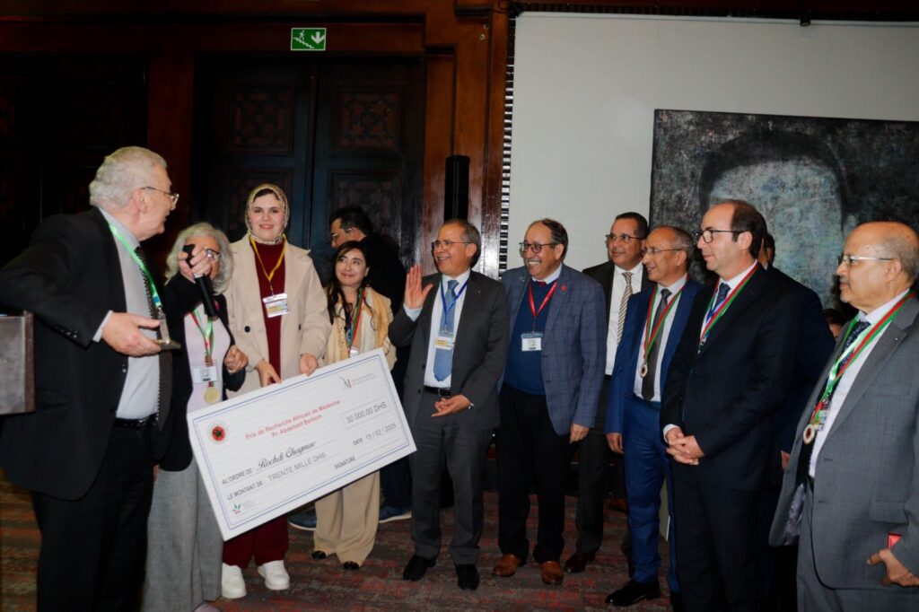 الجمعية المغربية للعلوم الطبية تتوج مغربية وتونسية بالجائزة الإفريقية للصحة وطبيبين مقيمين بكل من فاس ووجدة في صنف جائزة الأطباء الشباب للبحث العلمي