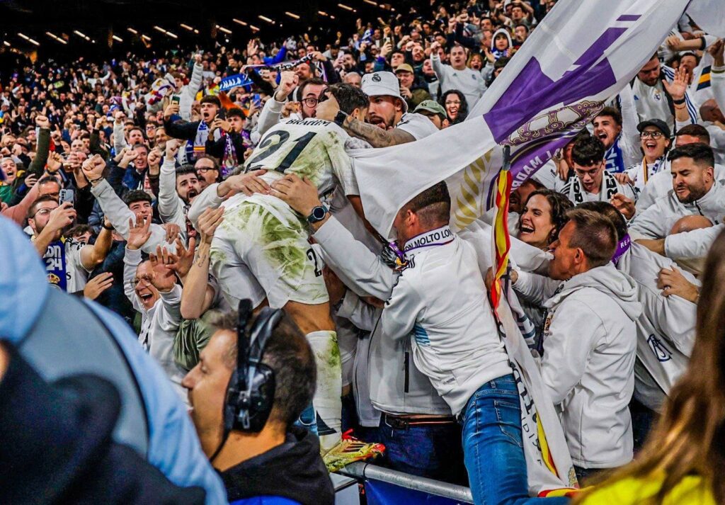 احتفالية إبراهيم دياز مع جمهور ريال مدريد بعد هدفه في شباك أتلتيكو مدريد