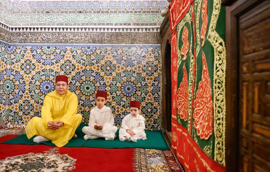 مولاي رشيد يزور ضريح إدريس الأزهر بمناسبة ختان الأميرين أحمد وعبد السلام صاحب السمو الملكي الأمير مولاي رشيد يزور ضريح المولى إدريس الأزهر بمناسبة حفل ختان صاحبي السمو الأميرين مولاي أحمد ومولاي عبد السلام