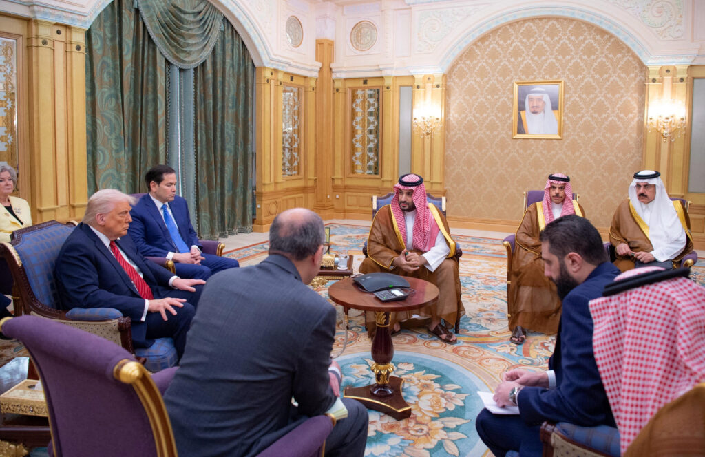 التقى الرئيس الأمريكي دونالد ترامب، بحضور ولي العهد السعودي الأمير محمد بن سلمان، بالرئيس السوري للمرحلة الانتقالية أحمد الشرع، في مدينة الرياض، على هامش اجتماع ترامب مع قادة مجلس التعاون الخليجي.