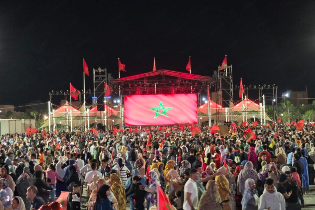 العيون