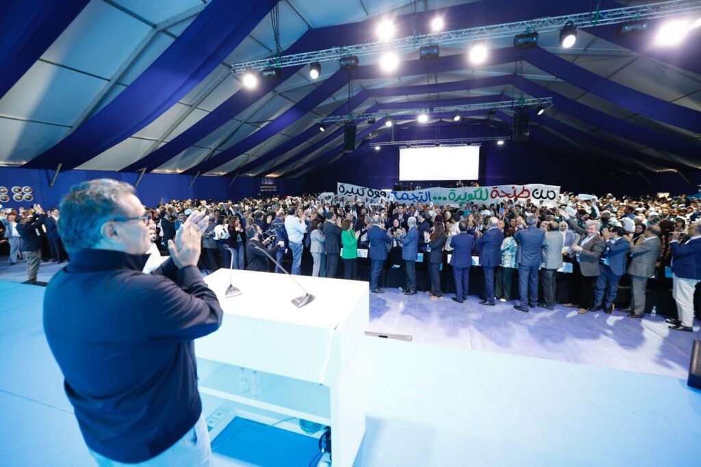عزيز أخنوش خلال محطة مسار الإنجازات بالدار البيضاء