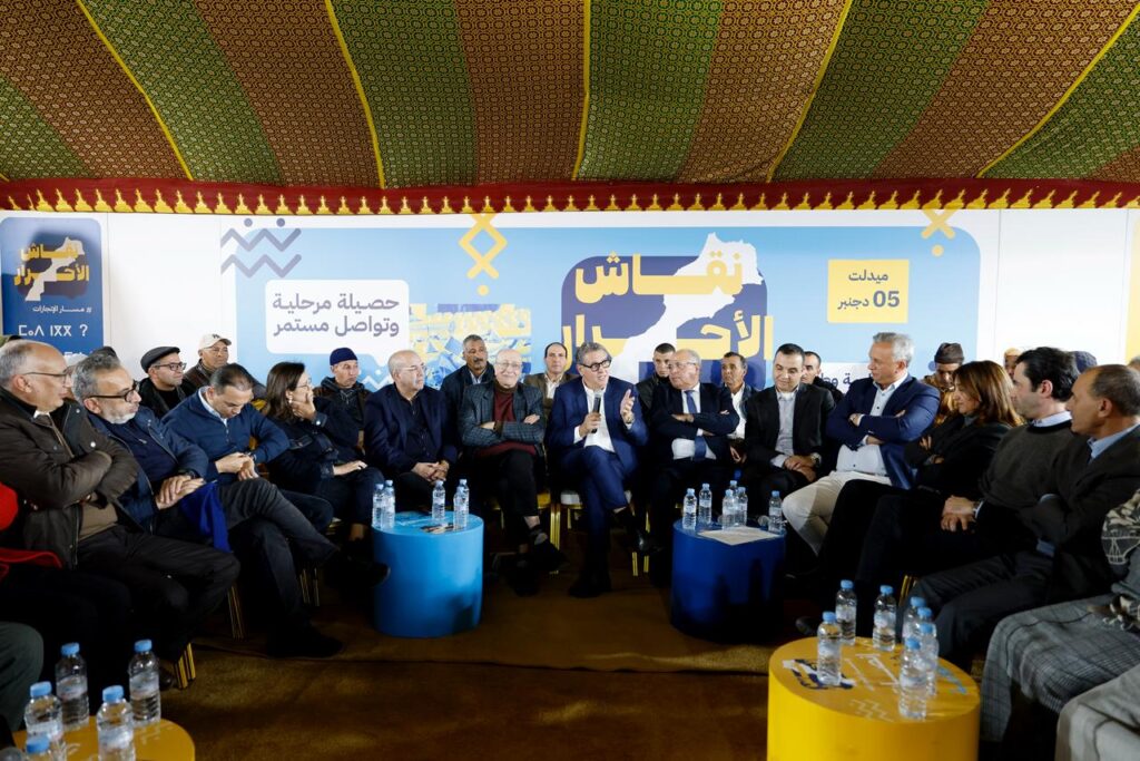 شارك عزيز أخنوش، رئيس حزب التجمع الوطني للأحرار، أمس الجمعة بجماعة بلعجول بإقليم ميدلت، في محطة جديدة من برنامج “نقاش الأحرار”