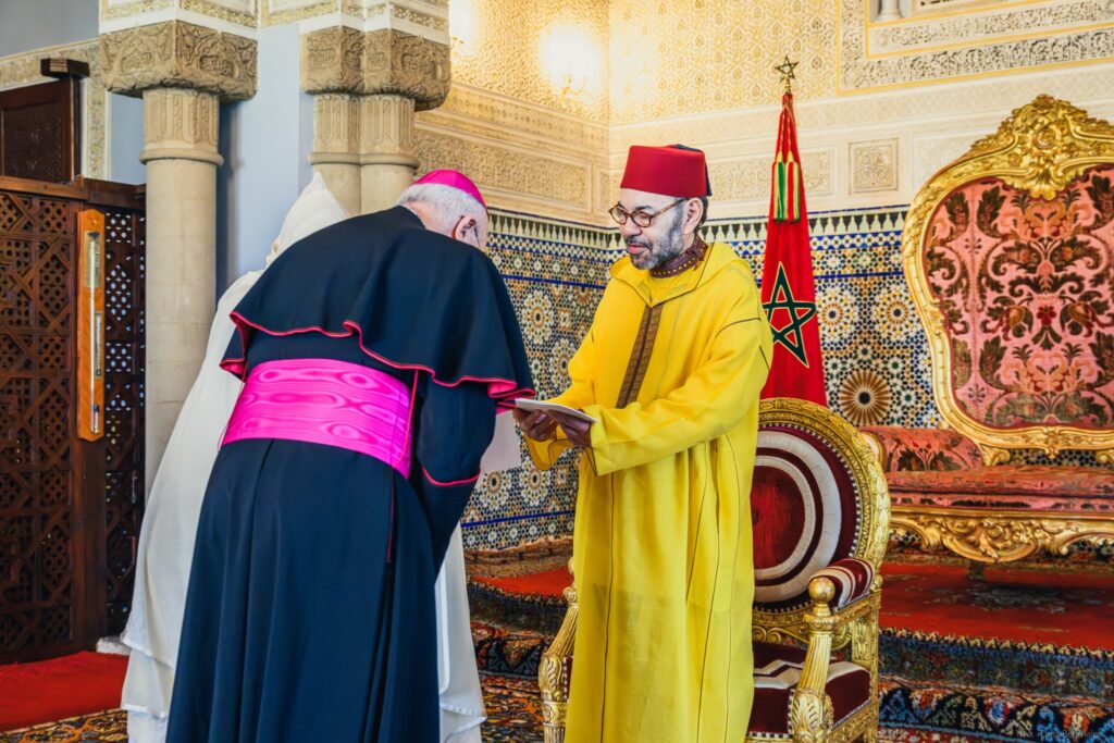 الملك يستقبل بالرباط عددا من السفراء الأجانب
