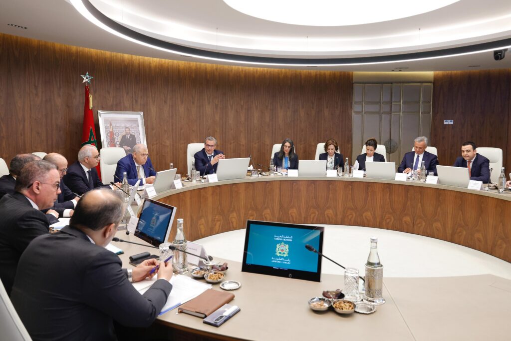 رئيس الحكومة يترأس الاجتماع الأول للجنة الوزارية المكلفة بتتبع تداعيات التوترات الجيوسياسية بالشرق الأوسط على الاقتصاد الوطني