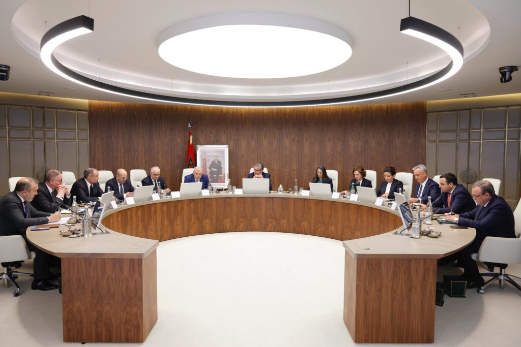 رئيس الحكومة يترأس الاجتماع الأول للجنة الوزارية المكلفة بتتبع تداعيات التوترات الجيوسياسية بالشرق الأوسط على الاقتصاد الوطني