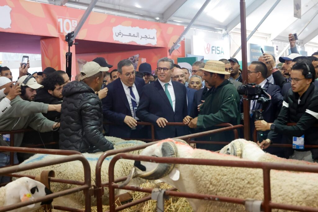 رئيس الحكومة يتفقد أروقة الملتقى الدولي للفلاحة ويتفاعل مع المهنيين