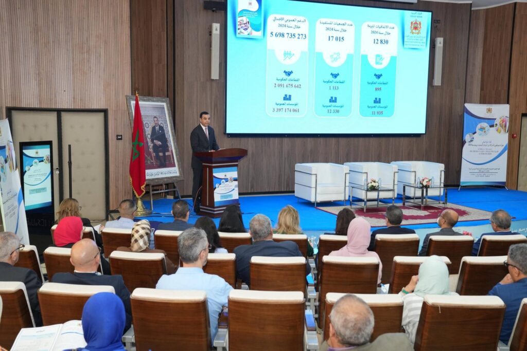 مصطفى بايتاس الوزير المنتدب المكلف بالعلاقات مع البرلمان لحظة تقديم تقرير الشراكة بين الدولة والجمعيات برسم سنة 2024