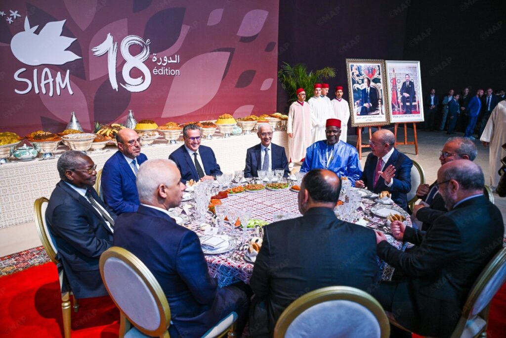 جلالة الملك يقيم مأدبة عشاء على شرف المدعوين والمشاركين في الدورة الـ 18 للملتقى الدولي للفلاحة بالمغرب ترأسها رئيس الحكومة