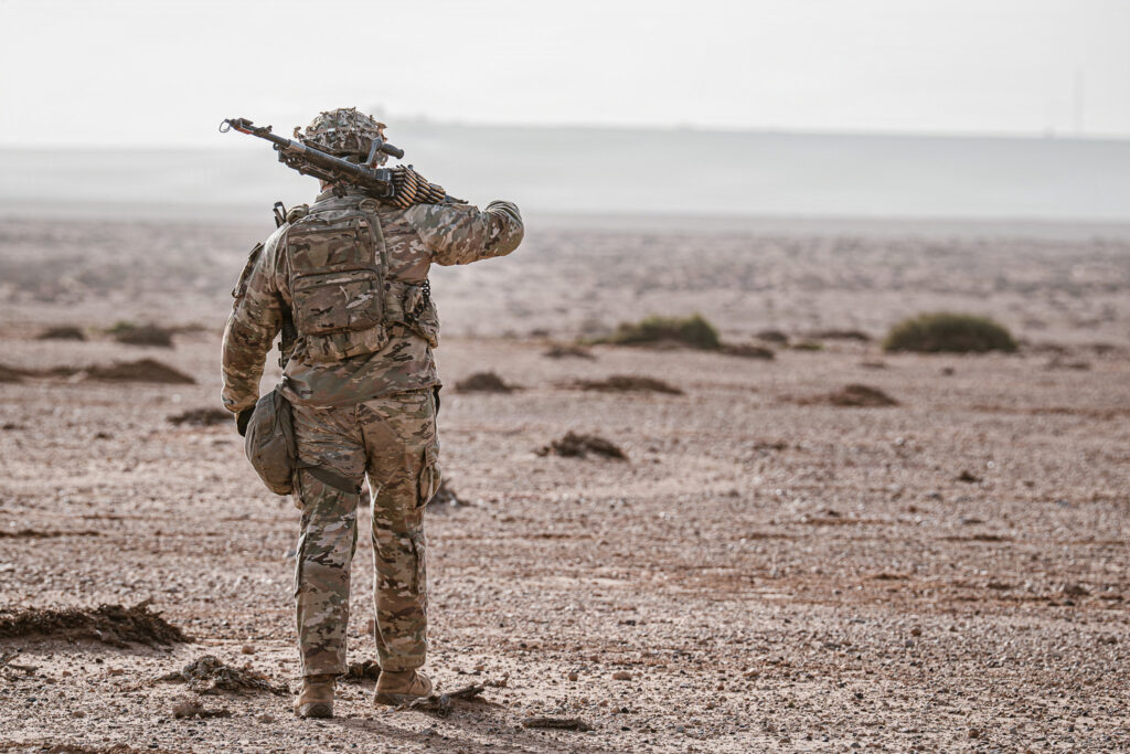 يقوم أحد أفراد طاقم المدافع في الجيش الأمريكي، والتابع لبطارية "كاوس" (Chaos Battery)، الكتيبة الرابعة، فوج مدفعية الميدان المجوقل 319، لواء القتال المحمول جواً 173، بحمل رشاش من طراز M249 خلال تمرين بالذخيرة الحية ضمن مناورات "الأسد الأفريقي 26" في منطقة "كاب درعة" بطانطان، المغرب، في 21 أبريل 2026.