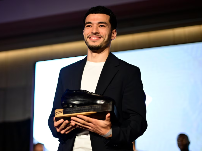 الواحدي يتوج أفضل لاعب إفريقي في بلجيكا بعد موسم استثنائي مع جينك الدولي المغربي زكرياء الواحدي، ظهير أيمن جينك