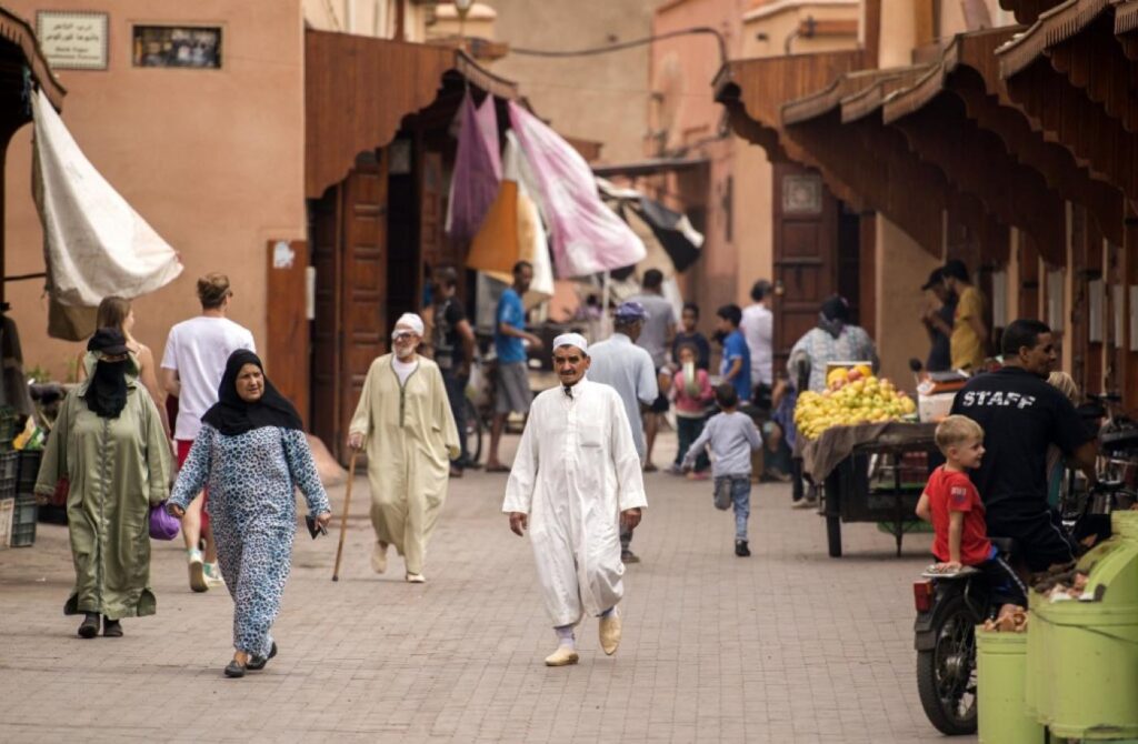 مواطنون في أحد الأحياء المغربية