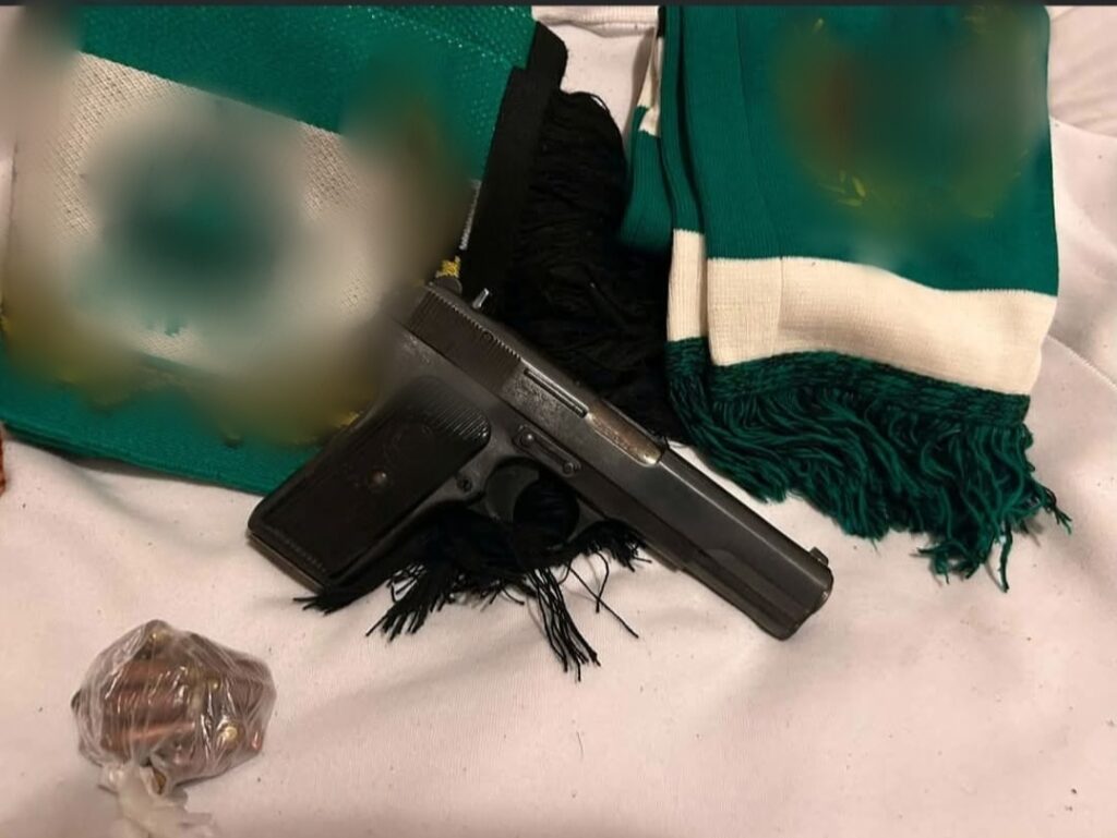 شعار فريق وسلاح ناري في منشور رقمي ينتهي بتوقيف صاحبه بوجدة