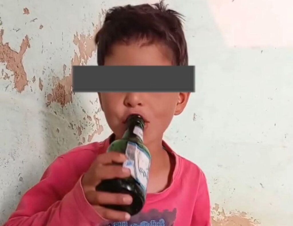 توقيف شخص ظهر في فيديو وهو يقدم مواد كحولية لطفل قاصر بضواحي الريش