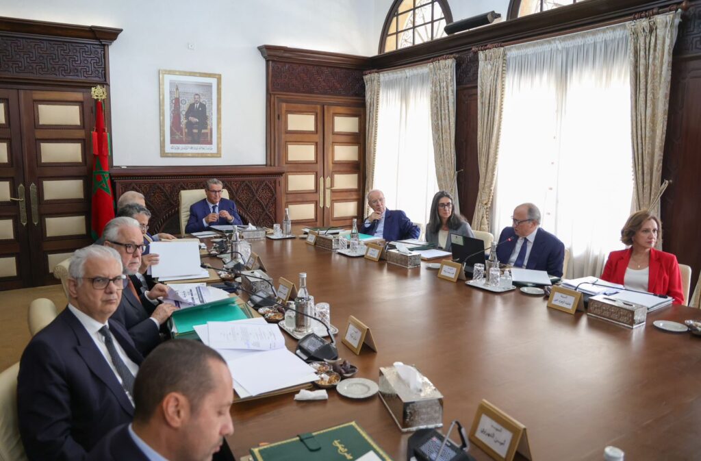 مجلس الحكومة يصادق على مشروع مرسوم يهدف إلى الرجوع إلى الساعة القانونية المحددة في التوقيت الزمني المتوسط لخط غرينيتش