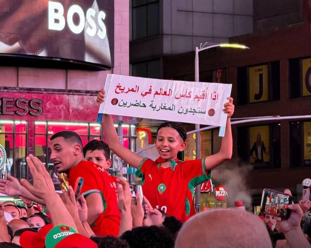 كأس العالم 2026.. الجماهير المغربية تغزو “تايمز سكوير” قبل الموقعة المرتقبة أمام البرازيل كأس العالم 2026.. الجماهير المغربية تغزو ساحة "تايمز سكوير" قبل الموقعة المرتقبة أمام البرازيل