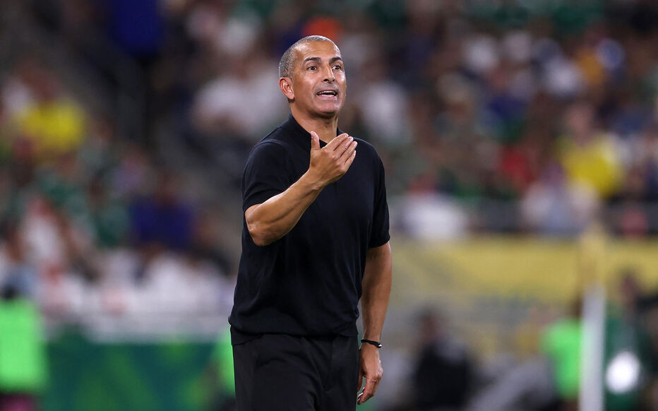 أنباء عن إقالة صبري اللموشي مدرب منتخب تونس بعد الهزيمة المذلة أمام السويد المدرب صبري لموشي