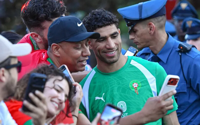 “ماركا”: أسود الأطلس تحولوا من منتخب مفاجآت إلى منافس يحظى بالاحترام العالمي القائد أشرف حكيمي مع جماهير مغربية بالولايات المتحدة الأمريكية