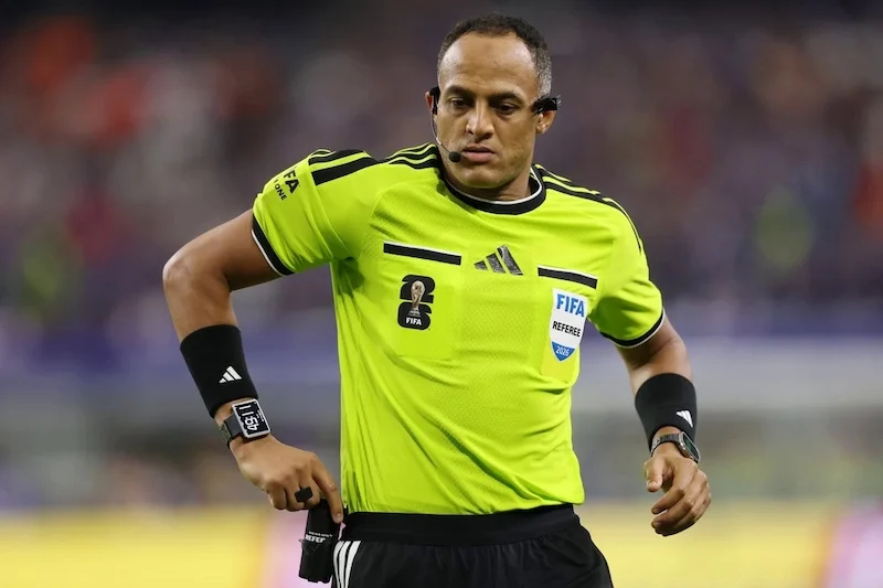 المغربي الأصل إسماعيل الفتح يضبط نصف نهائي الأرجنتين وإنجلترا