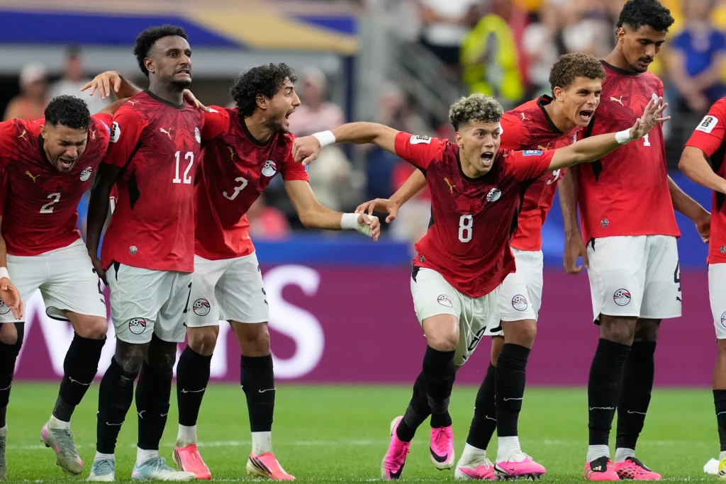 السيسي يهنئ منتخب مصر بعد التأهل التاريخي لأول مرة إلى ثمن نهائي كأس العالم احتفالية لاعبي المنتخب المصري بعد التأهل لدور الـ16 من نهائيات كأس العالم