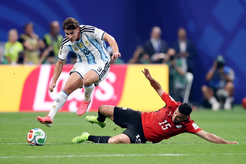 الأرجنتين تقلب الطاولة على مصر بثلاثية مثيرة وتعبر إلى ربع نهائي كأس العالم