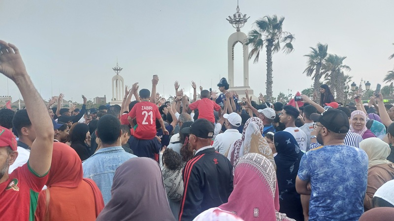 فرحة عارمة تجتاح المدن المغربية احتفالا بتأهل “أسود الأطلس” إلى ربع نهائي المونديال الاحتفالات في شوارع العيون بتأهل المغرب إلى ربع نهائي المونديال