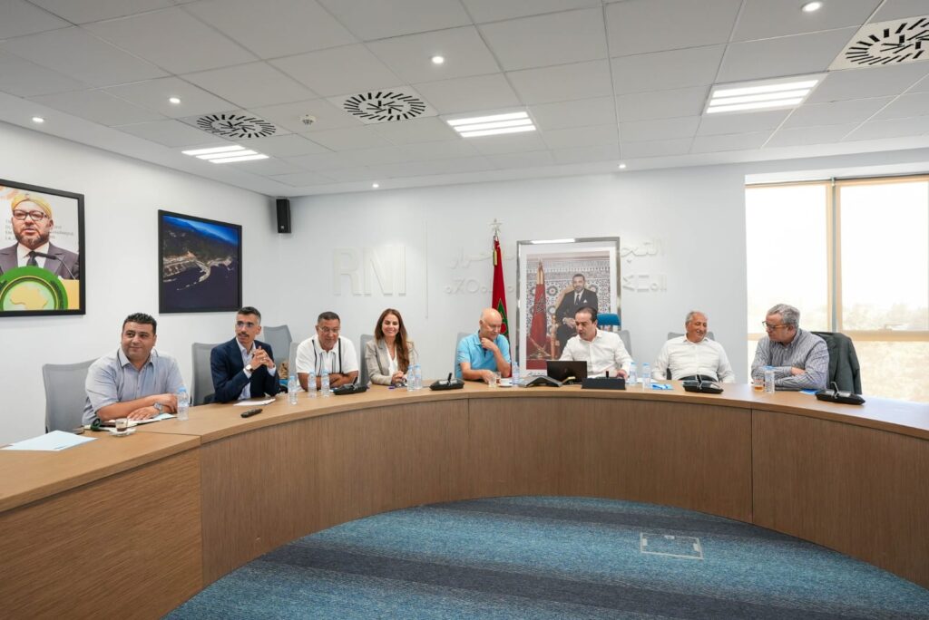 الأحرار يتهم الأصالة والمعاصرة باستمالة منتخبيه ويحذر من تقويض الثقة في العمل السياسي الأحرار يتهم الأصالة والمعاصرة باستمالة منتخبيه ويحذر من تقويض الثقة في العمل السياسي