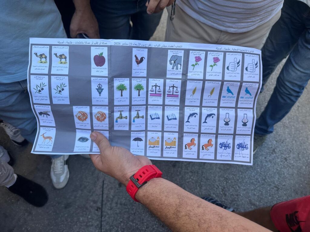 الوكيل العام للملك بطنجة يتفاعل مع فيديو “الأغلفة البيضاء” ويتوعد بترتيب الآثار القانونية ورقة متداولة لملء صندوق الاقتراع بأوراق انتخابية لصالح حزب سياسي