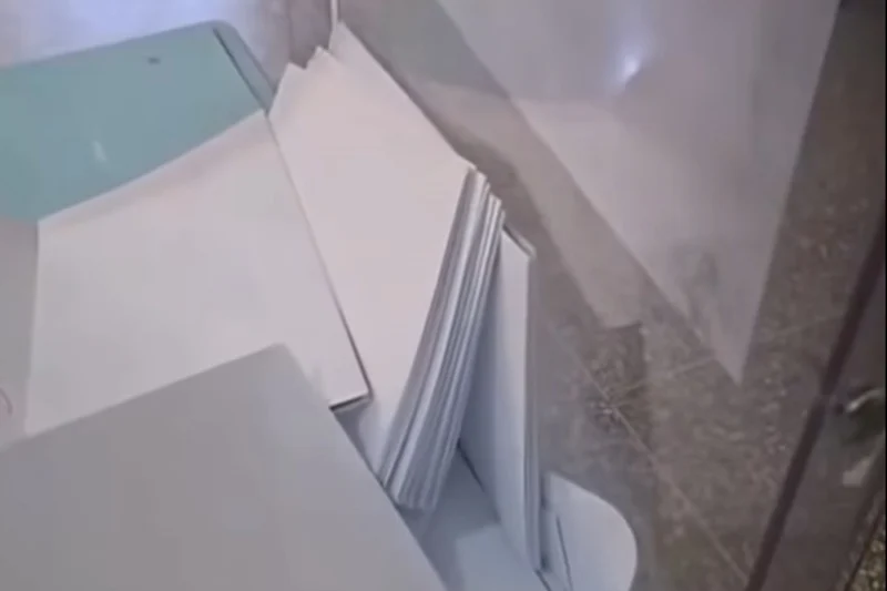 الوكيل العام للملك بطنجة يتفاعل مع فيديو “الأغلفة البيضاء” ويتوعد بترتيب الآثار القانونية صندوق زجاجي داخله أغلفة بيضاء