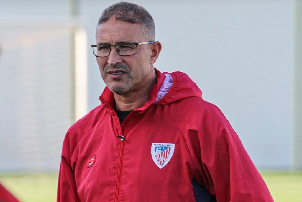 المغرب التطواني يضع حداً لتجربته مع عبد الكريم الجيناني أنهى نادي المغرب التطواني ارتباطه بمدرب الفريق الأول عبد الكريم الجيناني، بعدما توصل الطرفان إلى اتفاق يقضي بفسخ العقد بينهما بشكل