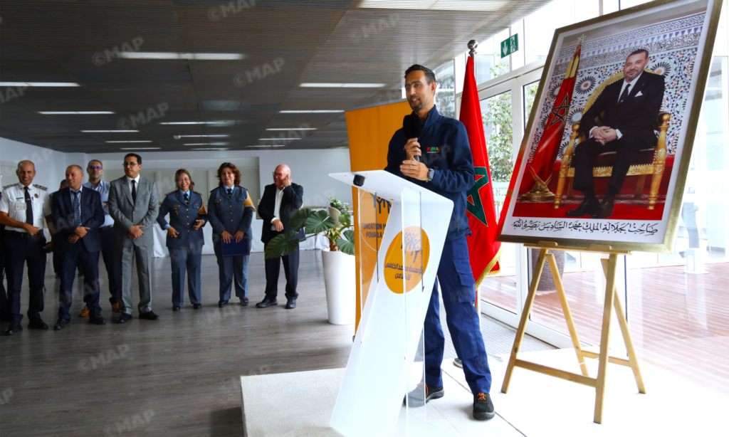 تكريم البحار وليد الجباري بميناء طنجة المتوسط بعد إنقاذه أسرة مغربية من الغرق تكريم البحار وليد الجباري بميناء طنجة المتوسط بعد إنقاذه أسرة مغربية من الغرق بميناء الجزيرة الخضراء