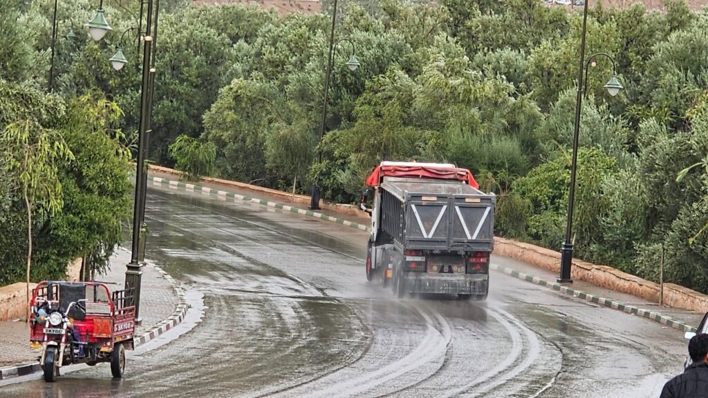 مقاييس الأمطار: إفران تتصدر التساقطات بـ 28 ملم والأرصاد تكشف حصيلة الـ 24 ساعة الماضية طقس ممطر بالمركز الحضري بومالن دادس